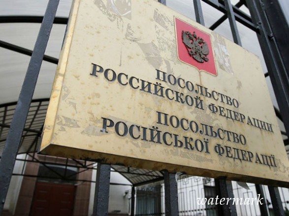В РФ взбудоражили два девала из-за "нападения" на сотрудников посольства в Киеве
