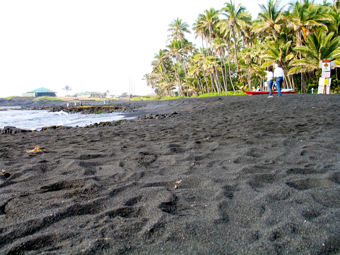 Из-за извержения вулкана на Гавайях взялся пляж с черным песком