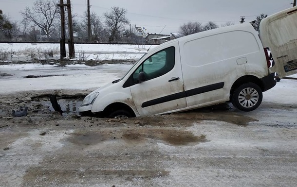 Во Львовской области авто провалилось под асфальт