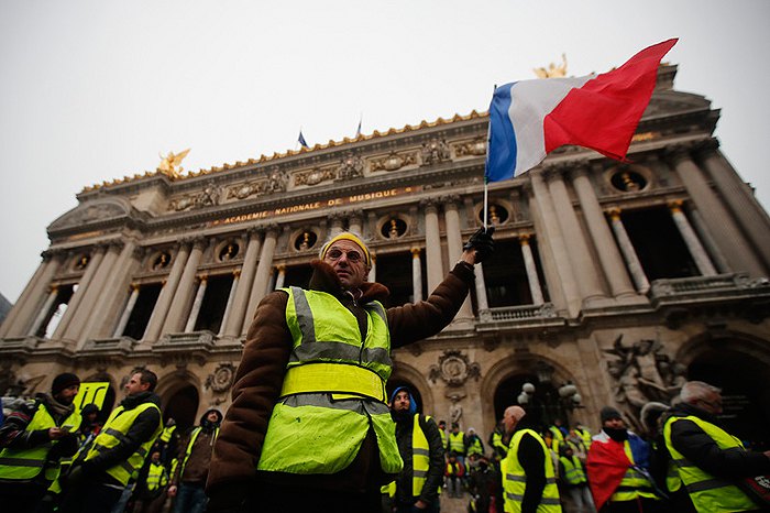 Франция в эпицентре «желтого циклона»: выстоит ли республиканский монарх против жёлтых жилетов?