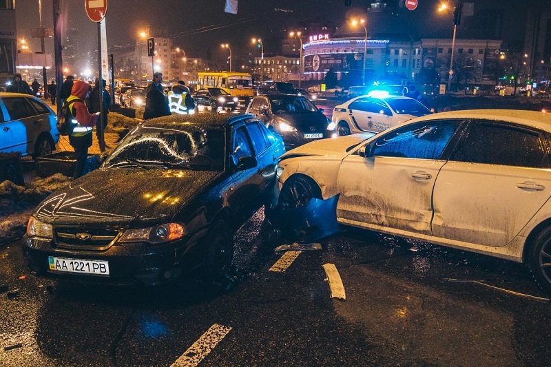 На площади Победы в Киеве столкнулись пять автомобилей, есть жертвы