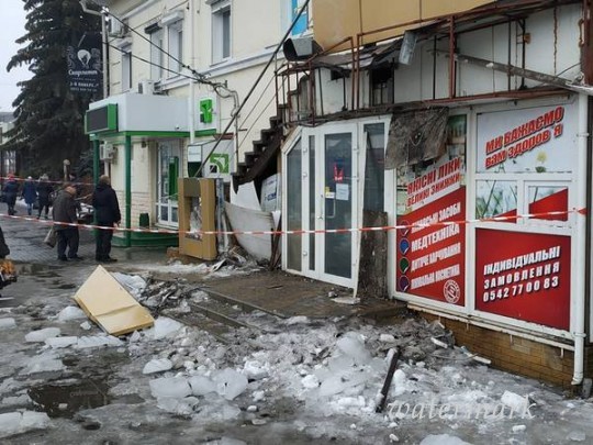 В Сумской области глыба льда рухнула с многоэтажки на супружескую пару