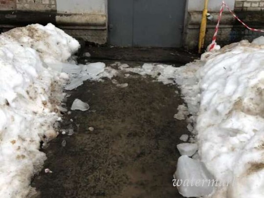 В Харькове упавшая с кровли глыба льда всерьез травмировала мужчину: сеть возмутили деяния коммунальщиков