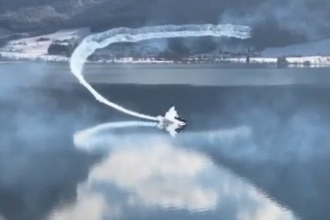 В Австрии во времена авиашоу самолет упал в озеро
