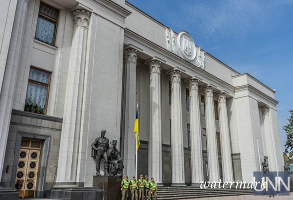 В ВР ныне планируют привнести изменения в Конституцию сравнительно евроатлантического курса Украины