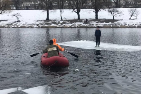 На киевской Русановке избавили 12-летнего мальчугана, какой "дрейфовал" на льдине
