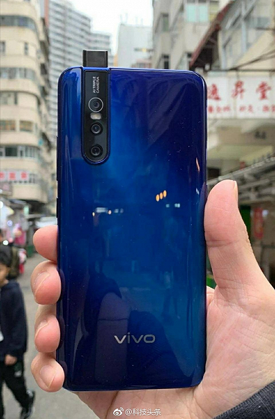 Смартфон Vivo V15 Pro с выдвижной камерой предстал на качественном живом фото и в рекламном ролике со звездой Болливуда