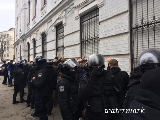 Девало Гандзюк: в Киеве недовольные активисты штурмовали управление полиции(фото)