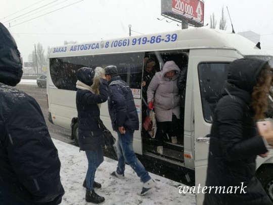 Под Киевом водитель маршрутки зажал дверью руку пассажирке и протащил по стезе(фото)