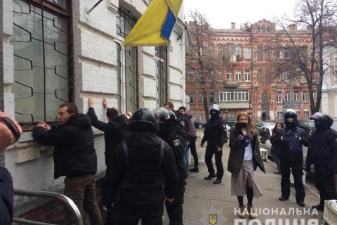 Под райотделом в Киеве приключились столкновения: 40 задержанных, трое полицейских - в больнице(освежено)