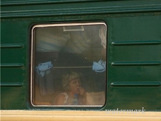 Пассажиры в тамбуре, в купе гуляет ветер: с поездом Киев-Рахов приключилось новоиспеченное ЧП(фото)