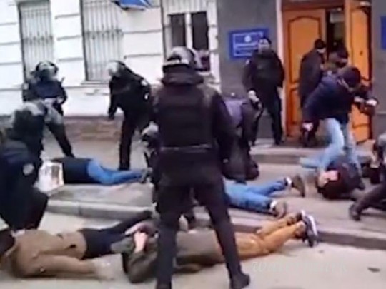 За полицейского, взятого после событий у Подольского РУВД Киева, привнесли залог
