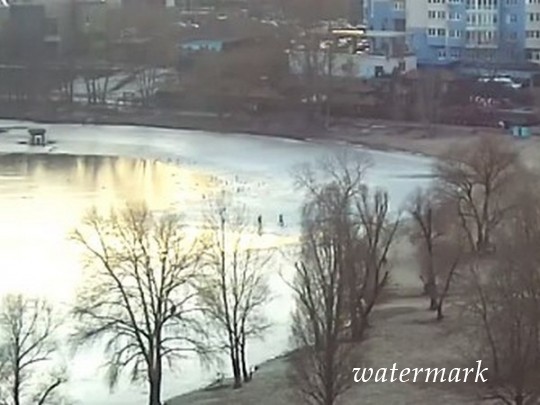 В Киеве подростки вряд не погибли во времена прогулки на озере: видео спасения