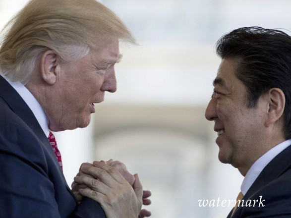 Премьер Японии выдвинул Трампа на Нобелевскую премию после просьбы из США - СМИ