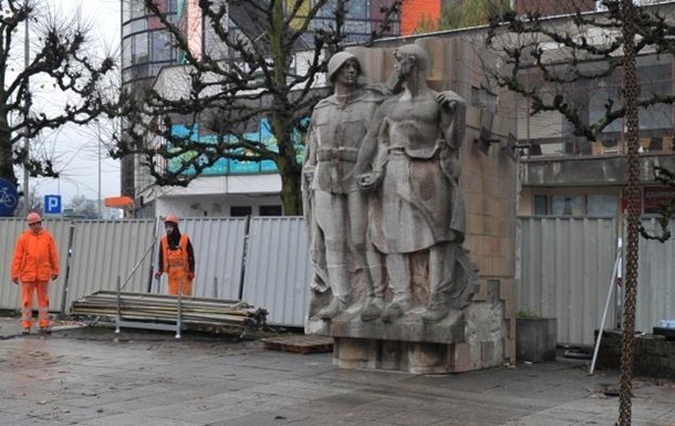 В Польше за пять лет снесли около 100 советских памятников - посол