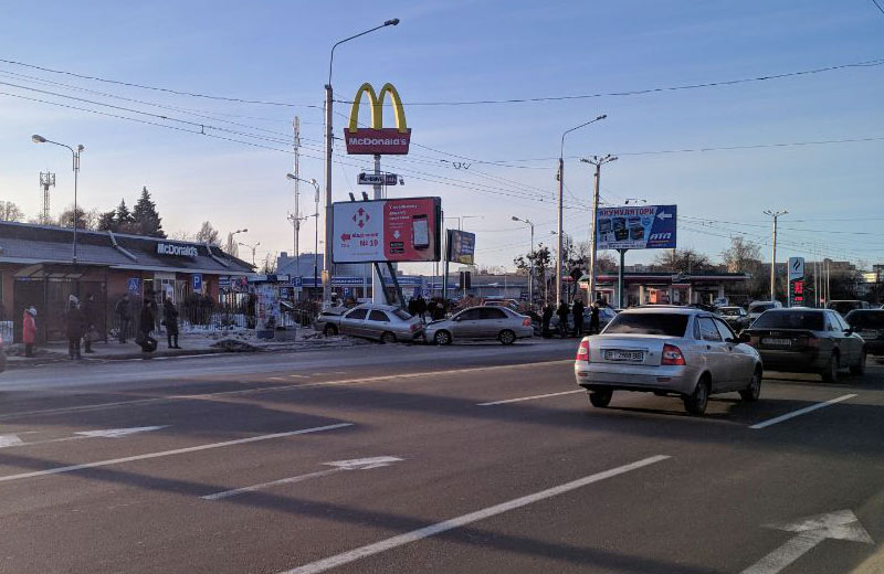 Вісті з Полтави - У Полтаві біля McDonalds зіткнулися два легковики — від удару Chery відкинуло на узбіччя