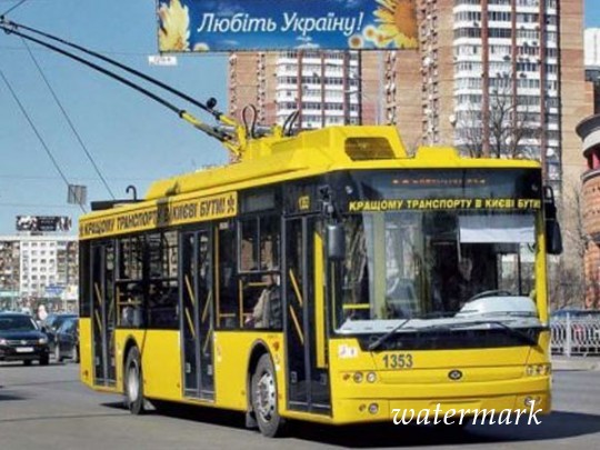 Масштабная авария заблокировала движение четырех троллейбусных маршрутов в Киеве