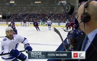 Во время матча НХЛ шайба чуть не попала комментатору в голову