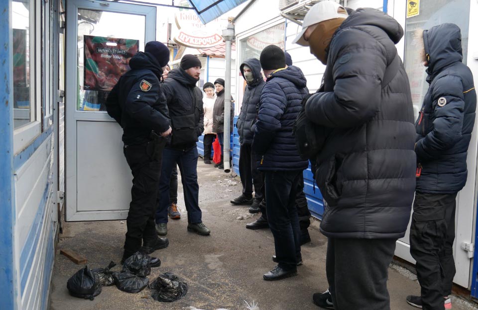 Вісті з Полтави - На ринку «Сади-2» активісти знайшли 3 мішки з маковою соломкою
