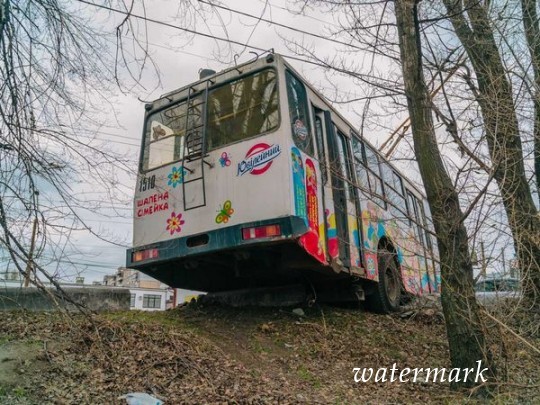 В Днепре неуправляемый троллейбус с пассажирами чуть не упал с моста(фото, видео)