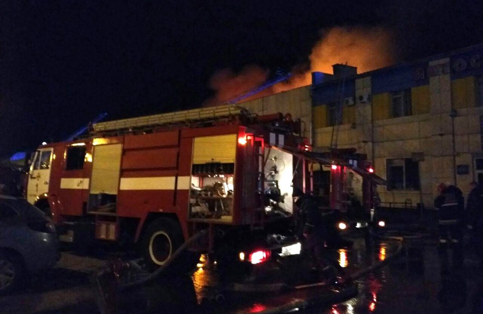 В Полтаве возгорелся крытый базар на территории бывшего завода(освежено)