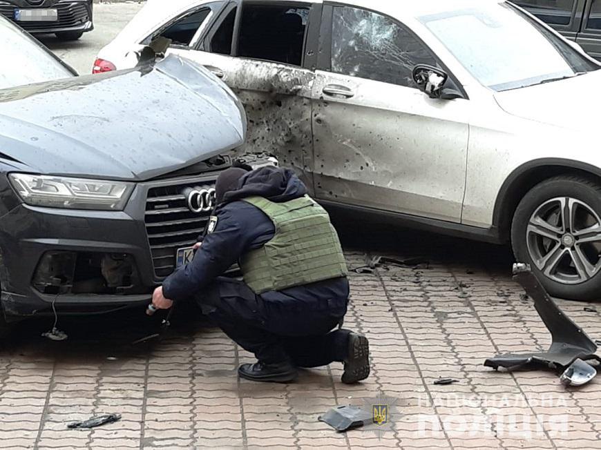 Безвестные кинули гранату в автомобиль на Оболони в Киеве