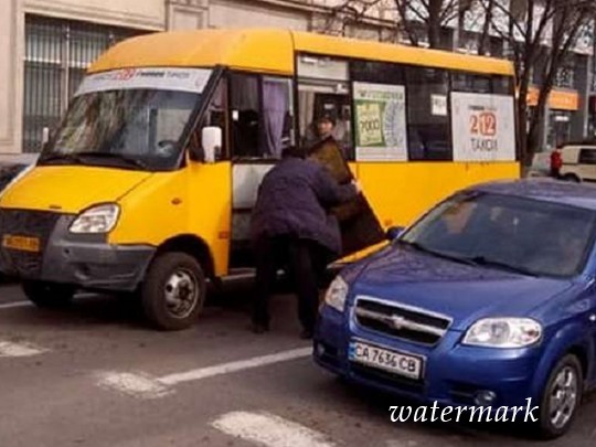Обшивка отвалилась на ходу: в сети показали фото очередного ЧП с украинской маршруткой