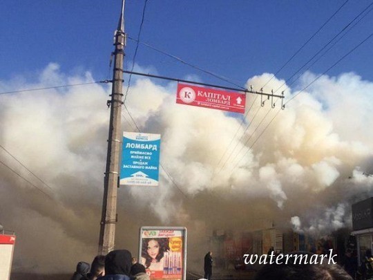 Сильнейший пожар на центральном базаре Кривого Рога: горят склады, людей эвакуировали(фото, видео)