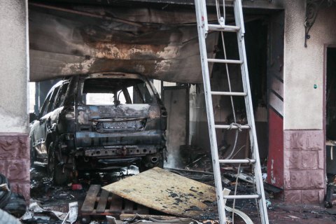 Из-за воспламенения машины во времена ремонта в Киеве сгорела СТО