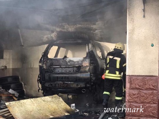 В Киеве сгорела СТО с автомобилями: первые фото и видео с места ЧП