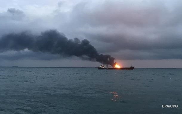 В Черном море потушили второй горящий танкер