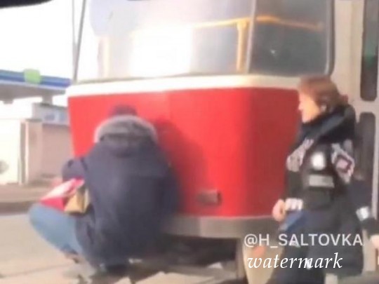 Чтобы неповадно было: в Харькове кондуктор трамвая показательно проучила зацепера(видео)
