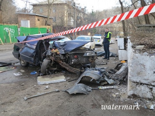 Летальное ДТП в Киеве: Daewoo выехал на тротуар в врезался в стену(фото)