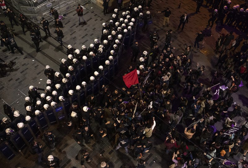 Полиция Стамбула разметала бабий марш, применив слезоточивый газ