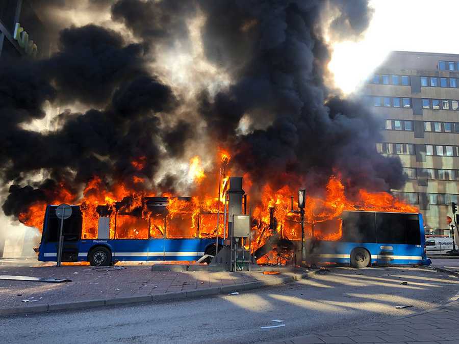 В Стокгольме на ходу подорвался городской автобус