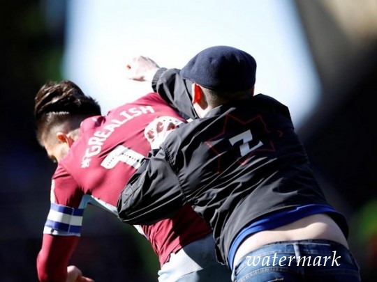 Кулаком в челюсть: в Англии болельщик напрямик на поле ахнул футболиста(фото, видео)
