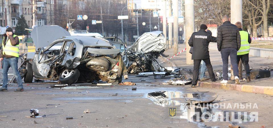 В Виннице 23-летний водитель на Infiniti врезался в таксомотор, 4 пострадавших