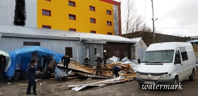 У Житомирській області вітер зніс дах магазину: загинула жінка