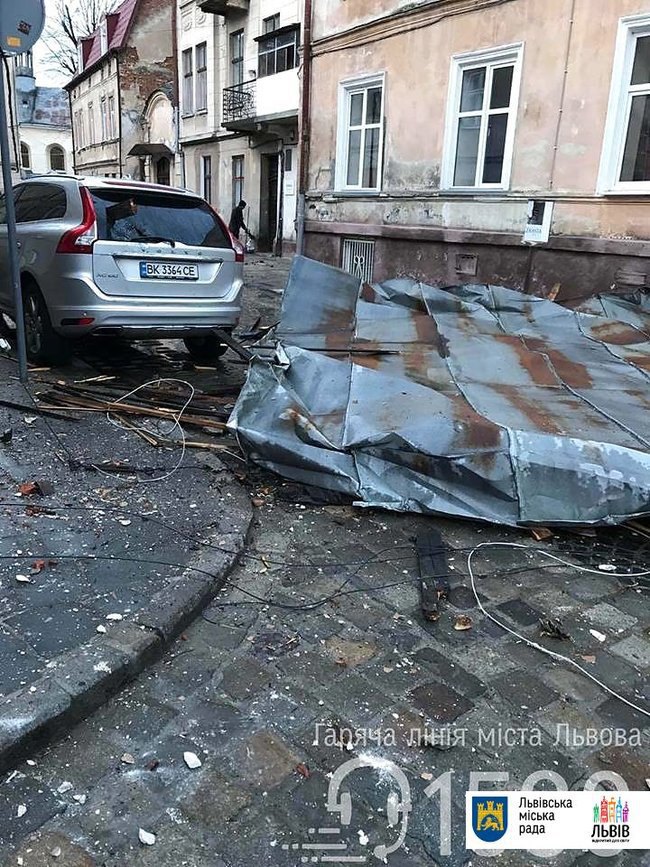 Из-за мощного ветра в фокусе Львова сорвало крышу с жилого дома