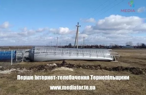 В Тернопольской области из-за большого ветра упала водонапорная башня
