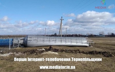 В Тернопольской области из-за ветра упала водонапорная башня