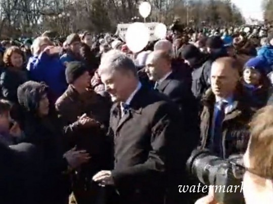 Порошенко в Чернигове миновал сквозь толпу "Нацкорпуса", несмотря на опасения охраны(видео)