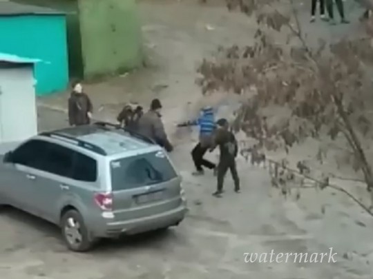 Гвоздили ногами: в Харькове ватага подростков напала на мужчину(видео)