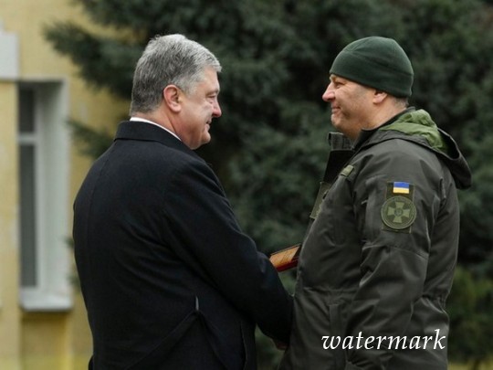 Порошенко: в 2014 году добровольцы на фронте дали Украине самое ценное — время