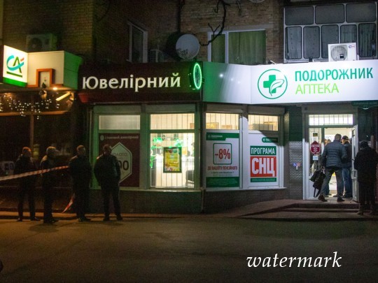 Под Киевом трое грабителей в масках с автоматами ограбили ювелирный лавка(видео)