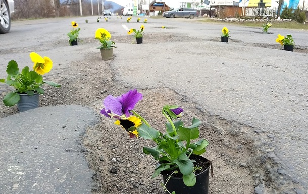 На Закарпатье к приезду Порошенко в дорожных ямах "посадили" цветы