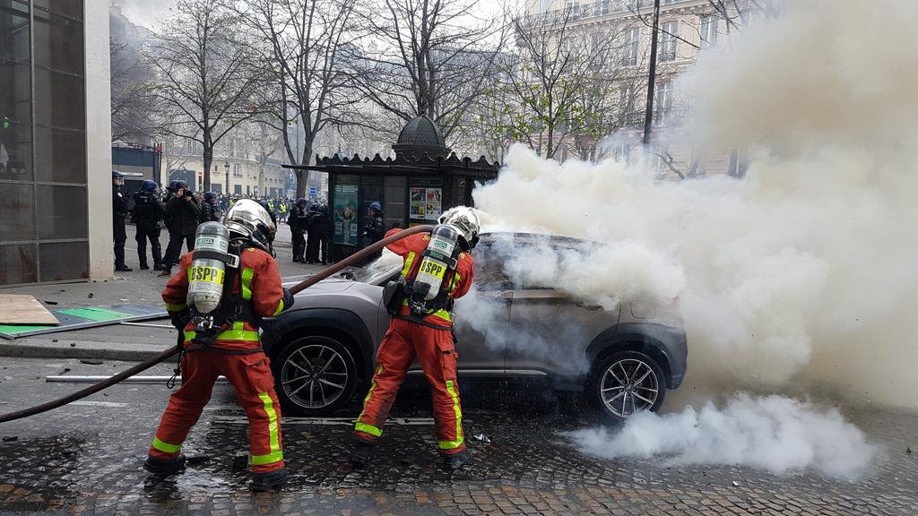 В Париже возобновились столкновения между полицией и протестующими "желтыми жилетами"