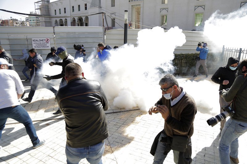 Возле парламента Албании приключились столкновения с газом и водометами