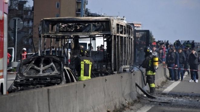 В Италии водитель-сенегалец подпалил школьный автобус вкупе с детьми