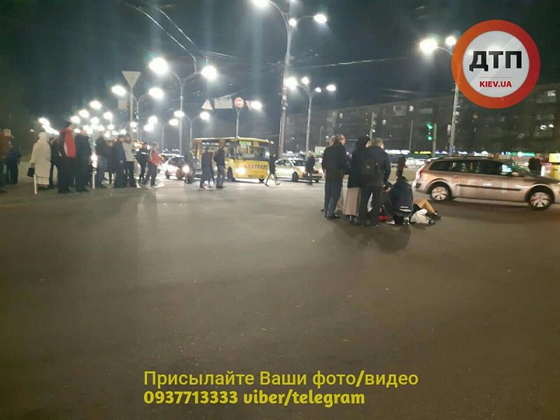 Маршрутка свалила троих людей у метрополитен "Дорогожичи" в Киеве(освежено)